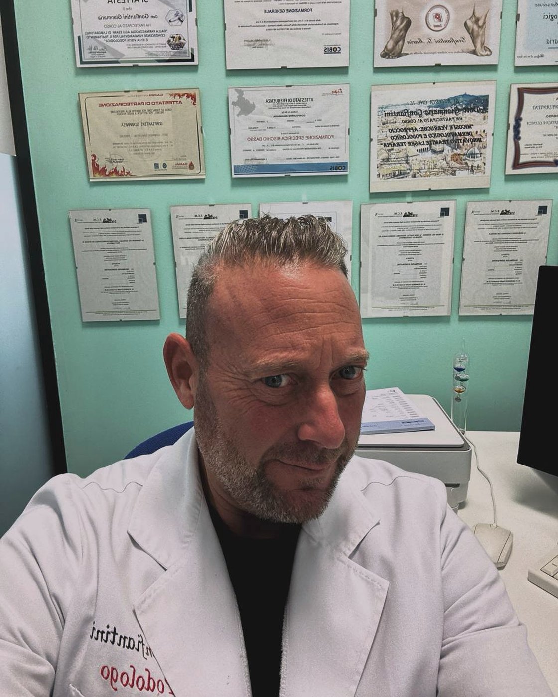 Il podologo Dott. Gianmaria Gonfiantini nel suo studio a Santa Maria di Negrar