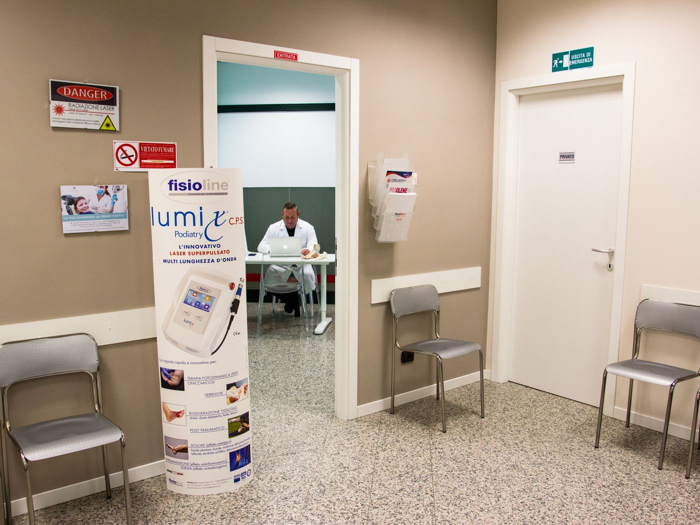 Ingresso dell'Ambulatorio Medico Valpolicella a Santa Maria di Negrar, sede dello studio podologico