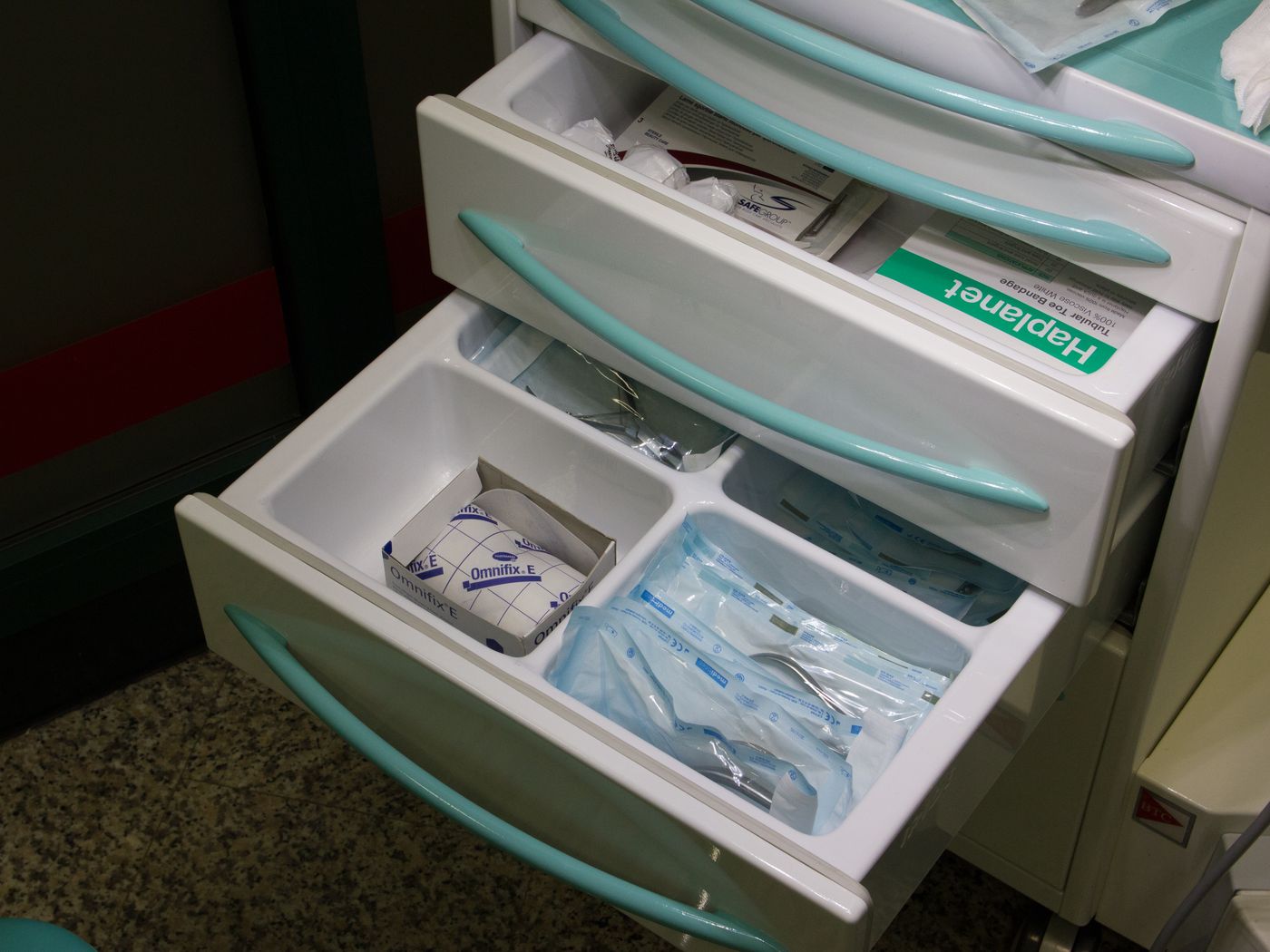 Cassetto con strumenti sterili imbustati